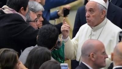 El papa Francisco invitó hoy a repensar el sistema de producción y distribución de los alimentos, pues determinan un sufrimiento para muchas familias, según dijo durante una audiencia con miembros de la mayor asociación italiana de agricultores, Coldiretti.