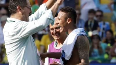 El estratega brasileño celebrando con Neymar tras el partido.