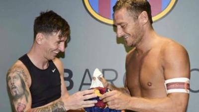 Lionel Messi entrega su playera a Totti.