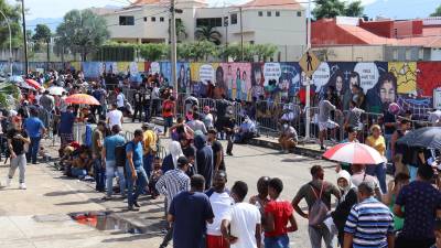 Migrantes varados en Tapachula esperan recibir un permiso migratorio para circular libremente por México en su ruta hacia EEUU.