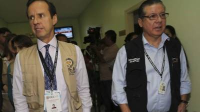 El expresidente de Bolivia Jorge Quiroga, jefe de la Misión de Observación Electoral de la Organización de los Estados Americanos (OEA), junto al magistrado presidente del Tribunal Supremo Electoral de Honduras, David Matamoros. EFE.