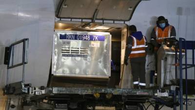 El Gobierno mexicano administró hasta el miércoles 7,851,053 millones dosis de la vacuna contra la covid-19. Foto de archivo de la llegada de vacunas de AstraZeneca a México. Foto: AFP