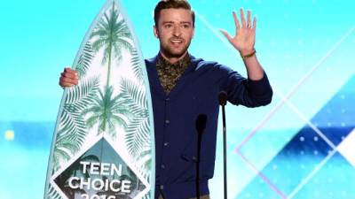 El actor fue reconocido con el premio Teen Choice Icon, que lo convirtió en el artista masculino más ganador de los TCA con un total de 23 tablas de surf.