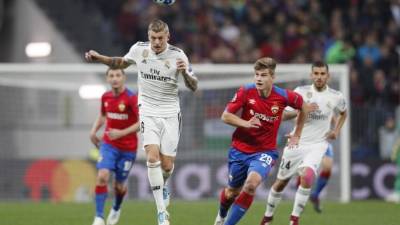 Toni Kroos (2i) del Real Madrid en acción contra Jaka Bijol (2d) de PFC CSKA, durante el partido del grupo G por la fase de grupos de la Liga de Campeones de la UEFA disputado entre el PFC CSKA Moscú y el Real Madrid CF, en el estadio Luzhniki, en Moscú (Rusia). EFE