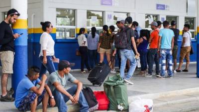 Viajeros cuando realizaban el trámite migratorio en Corinto, entre ellos había algunos que tenían como destino Estados Unidos.