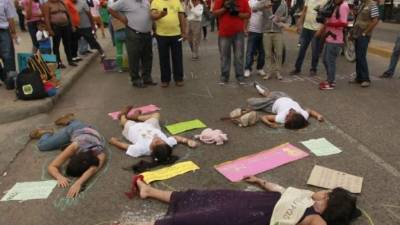 Organizaciones femeninas de Honduras marchan para clamar por justicia y un cese a la violencia. Foto de archivo / La Prensa