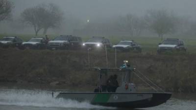 Members of the US Border Police guard the Rio Bravo, natural border between Eagle Pass, Texas and Piedras Negras, Coahuila state, Mexico, as seen from Piedras Negras, on February 6, 2019. - Around 1,700 migrants traveling by caravan reached the US-Mexican border Tuesday, just as President Donald Trump prepared to give a major speech certain to include calls for his long-sought wall. (Photo by Julio Cesar AGUILAR / AFP)