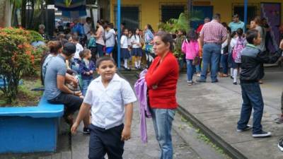 En el centro de educación básica José Trinidad Cabañas, los niños llegaron desde temprano para iniciar el nuevo año escolar.