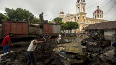 Varias personas levantan los restos de una tienda de electrodomésticos saqueada en Granada, Nicaragua. /EFE.