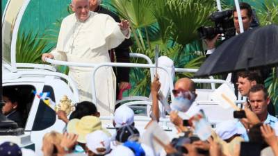 El papa Francisco saluda a fieles a su llegada hoy, martes 22 de septiembre de 2015, a la Catedral en Santiago (Cuba). EFE