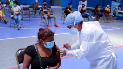 Una mujer siendo vacunada contra la covid-19, en Tegucigalpa.