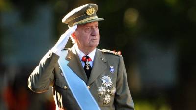 El padre del rey Felipe VI coloca nuevamente a la familia real en el centro de la polémica en España.