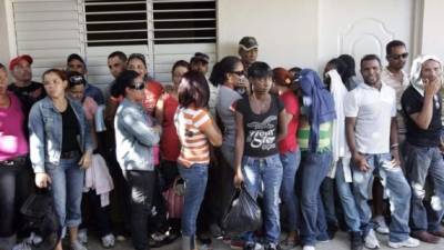 México y EE.UU. deportan a 78 menores y 135 adultos hondureños indocumentadosLos 135 adultos hondureños deportados desde EE.UU. llegaron a San Pedro Sula, en el norte de Honduras, en dos aviones del Servicio de Inmigración de Estados Unidos. EFE/Archivo