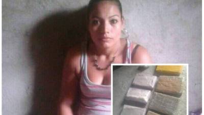 La mujer fue sorprendida dentro de la vivienda donde estaba la droga y el AK-47.