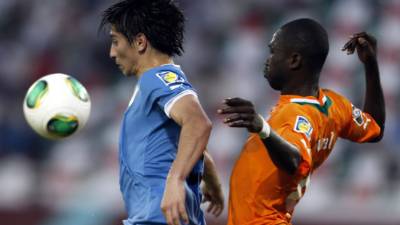 El uruguayo Franco Pizzichillo es presionado por el marfileño Ismael Diallo.