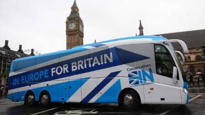 Campaña a favor de permanecer en la Unión Europea se muestra en este autobús que circula por una calle de Londres.