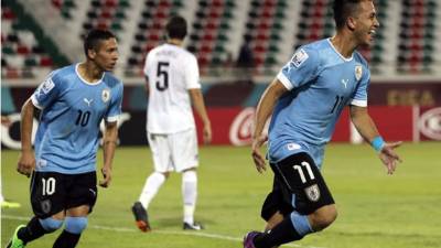 Franco Acosta (derecha) marcó dos goles para la victoria uruguaya.