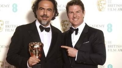 El director mexicano Alejandro González Inárritu posa con el actor Tom Cruise.