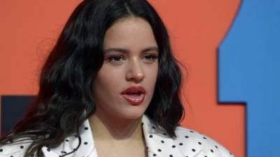 Rosalía atacó por Twitter al partido de ultraderecha Vox, que le respondió después con una frase de un intelectual del partido fascista español La Falange.