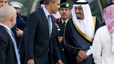 El medio hermano del rey Abdalá, el príncipe Salman fue designado como el nuevo monarca de Arabia Saudí. En esta foto de archivo recibió al presidente de EUA Barack Obama en una visita a los países árabes.
