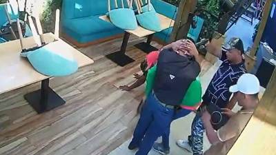 Dos empleados del restaurante fueron sometidos a punta de pistola. Una cámara de seguridad captó a tres individuos que perpetraron el asalto.