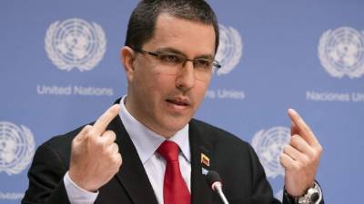 Venezuela's Foreign Affairs minister Jorge Arreaza reads a statement to the journalist at the Foreign Affairs Ministry building in Caracas on February 5, 2020. - Venezuela's government on Wednesday accused US President Donald Trump of 'violent threats' after he said socialist leader Nicolas Maduro's regime would be 'smashed and broken' during his annual address to Congress. (Photo by Yuri CORTEZ / AFP)