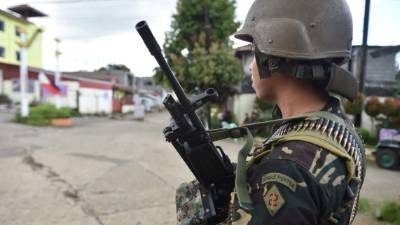 A Philippine army trooper stands guard on a deserted street near the frontline of the fighting between government troops and Muslim militants in Marawi, on southern island of Mindanao on June 25, 2017. The Philippine military declared an eight-hour ceasefire Sunday in its offensive against Islamist militants occupying parts of the war-torn city of Marawi, to allow residents to celebrate the end of Ramadan. / AFP PHOTO / PA / TED ALJIBE