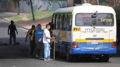 Hombres bloquean el paso de un autobús de transporte, en Tegucigalpa. EFE/Gustavo Amador/Archivo