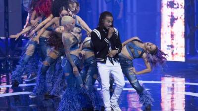 STO22. SANTO DOMINGO (REPÚBLICA DOMINICANA), 21/03/2018.- El cantante puertorriqueño Ozuna actúa, durante la entrega de los premios Soberano hoy, martes 20 de marzo 2018, evento que organiza la Asociación de Cronistas de Arte (Acroarte) y que reconoce a los artistas dominicanos más destacados del último año, en Santo Domingo (República Dominicana). EFE/Orlando Barría