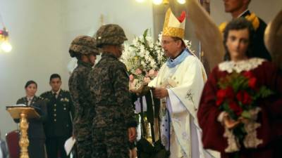 Las unidades militares llevaron sus equipos de trabajo hasta el altar.