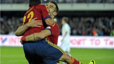 Negredo celebra su gol ante Finlandia con Jesús Navas.