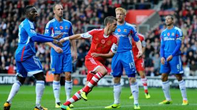 Maynor Figueroa y compañía se lamentan tras el gol de Morgan Schneiderlin.