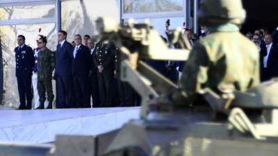 El presidente de Brasil, Jair Bolsonaro, participó este martes en un atípico desfile militar frente a la Presidencia y el Congreso en Brasilia, en medio de un clima de tensiones institucionales por sus reiterados ataques al sistema electoral. Fotos: EFE / AFP