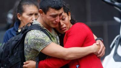 Familiares de los privados de libertad asesinados en la cárcel de El Porvenir, Francisco Morazán, reclaman a sus parientes. AFP