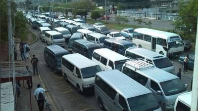 Conductores y propietarios de microbuses que laboran ilegalmente en Tegucigalpa protestaron para pedir al gobierno que les otorgue el respectivo permiso de operación.
