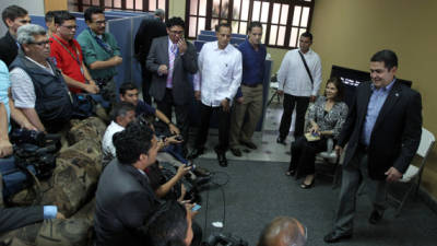 El presidente Juan Orlando Hernández conversó ampliamente con los periodistas acreditados en Casa de Gobierno. Dijo que acciones en cárceles continuarán.