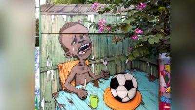 En menos de una semana, esta imagen de un niño brasileño hambriento y llorando, que no tiene nada para comer salvo un balón de fútbol, se ha convertido en una sensación internacional.
