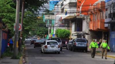 Las calles del centro están siendo cerradas temporalmente para que las cuadrillas trabajen en la colocación de la microcarpeta. Foto: Melvin Cubas.