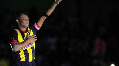 Carlos Pavón agradeciendo a la afición aurinegra que se hizo presente en el estadio Morazán.