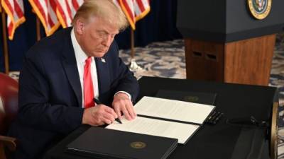 Trump anuncia un nuevo plan de ayuda para la economía de EEUU por decreto. AFP