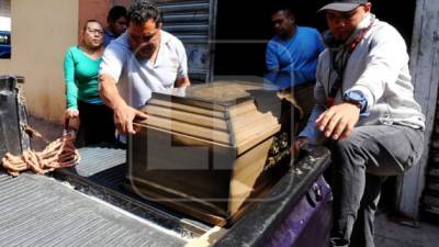 Familiares retiran el cadáver de su familiar en la morgue de Tegucigalpa.