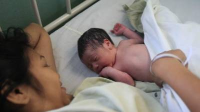 Según la OMS, es importante dar a un niño leche materna durante los primeros seis meses de vida.