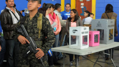 Varios hondureños han salido a los centros de votación a votar.