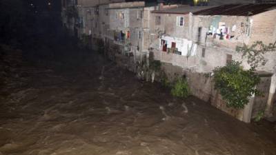 Los ríos que cruzan la capital desde ayer aumentaron su caudal, alarmando a la población.