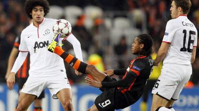 Marouane Fellaini y Michael Carrick ante Luiz Adriano del Shakhtar.