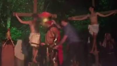 El agresor tuvo que ser contenido en el escenario por otros actores, con los que llegó a intercambiar puñetazos. Foto: Captura/ Youtube