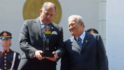 Salvador Sánchez Cerén, presidente de El Salvador y su homólogo de Costa Rica, Luis Guillermo Solís