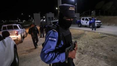 Agentes de Policía vigilan los alrededores de la prisión de El Porvenir, departamento central de Francisco Morazán (Honduras).