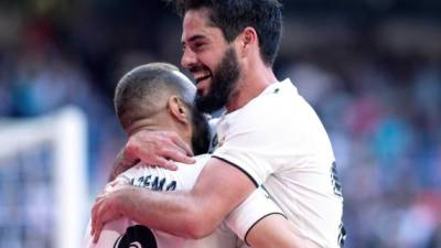 GRAF5468. MADRID, 16/03/2019.- El centrocampista del Real Madrid, Francisco Alarcón 'Isco' (d), celebra con su compañero Karim Benzema tras marcar el primer gol de su equipo ante el Celta de Vigo durante el partido de la vigésimo octava jornada de Liga que disputan en el estadio Santiago Bernabéu de Madrid. EFE/Rodrigo Jiménez