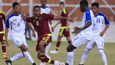 BAQ227. BARRANQUILLA (COLOMBIA), 28/07/2018.- El jugador de Venezuela Yohandry Orozco (2i) disputa un balón con Darwin Diego Mejía (2d) de Honduras hoy, sábado 28 de julio de 2018, en el juego entre las selecciones masculinas de Venezuela y Honduras en los XXIII Juegos Centroamericanos y del Caribe 2018 en Barranquilla (Colombia). EFE/Ricardo Maldonado Rozo